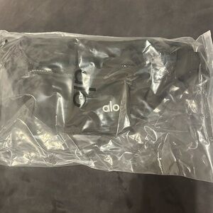 Alo Yoga Explorer Fanny Pack in the color Black